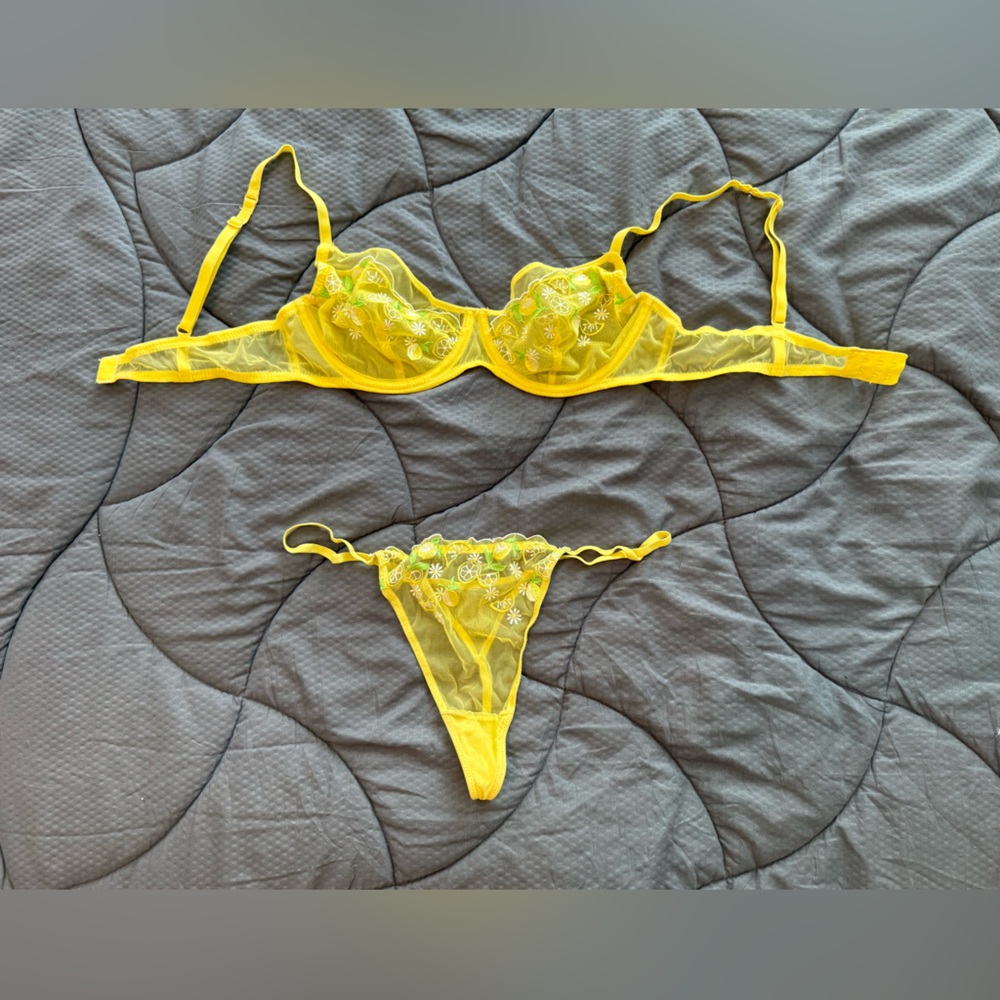 Yellow Floral Lingerie Set 🍋 - NWOT - bralette + underwear size L